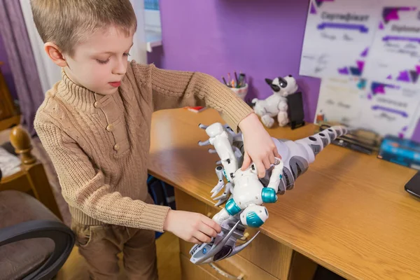 Liten pojke leker med robotar — Stockfoto