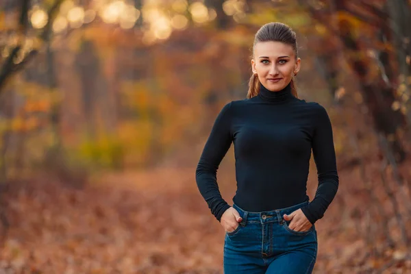 Sonbahar ormanının arka planındaki kız. — Stok fotoğraf