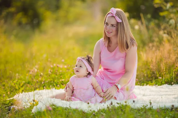 Mãe e filha sentadas em um cobertor — Fotografia de Stock