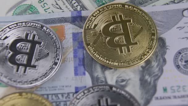 Bitcoin pièces reposent sur des dollars — Video