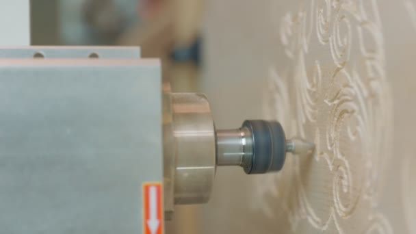 Máquina CNC processamento de madeira em branco — Vídeo de Stock