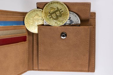 Kahverengi bir cüzdanda bitcoin paraları