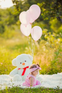 Doğada balonları olan çocuk