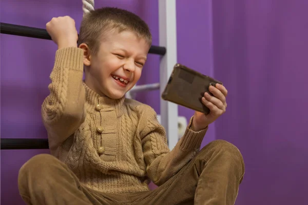Ребенок Играет Игру Телефону Сидя Шведской Стены — стоковое фото