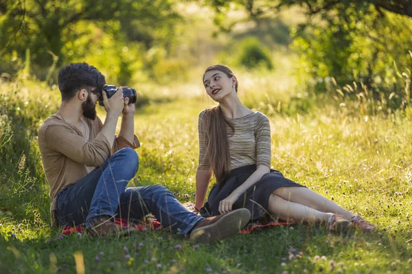 Cara Fotografa Sua Namorada Com Uma Câmera Parque Verão — Fotografia de Stock
