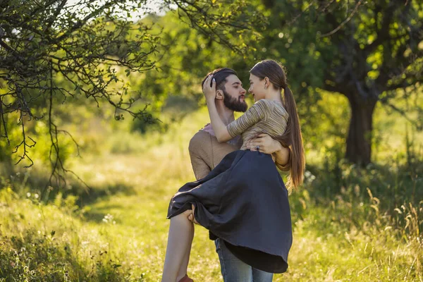 Junges Paar Umarmt Und Küsst Sich Der Natur — Stockfoto