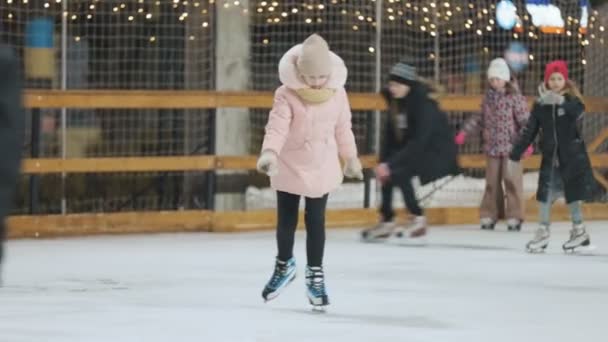 Buz üzerinde paten kız — Stok video