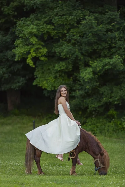 Flicka rida en ponny — Stockfoto