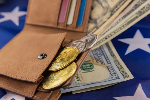 Bitcoins in Brieftasche auf amerikanischer Flagge — Stockfoto