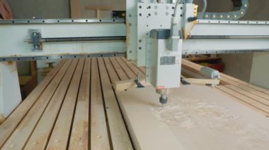 CNC makinesi tahtayı boş işliyor