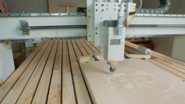CNC-maskin bearbetar trä tomt — Stockvideo