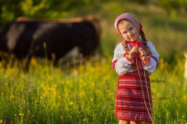 ineklerle ilgilenen çocuk