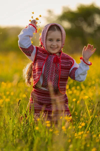 Retrato de uma menina no meio de cores amarelas — Fotografia de Stock