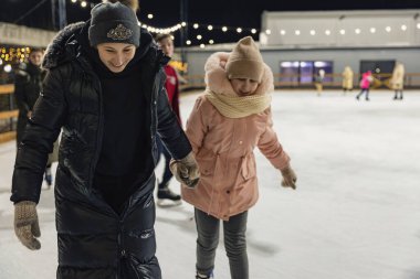 Anne ve kızı buz pateni