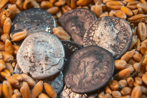 старые монеты лежат на дне