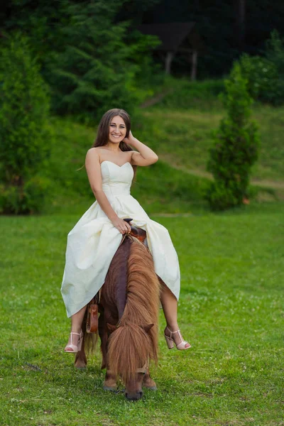 Chica montando un pony —  Fotos de Stock