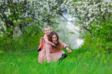 Anne ve Kız Sarılıyor