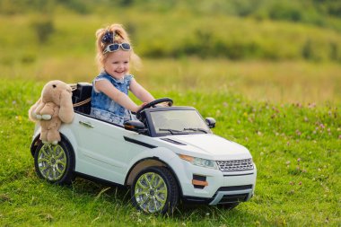 Beyaz bir arabaya binen kız.