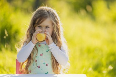 portakal suyu içme çocuk