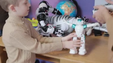 Çocuklar robotlarla oynuyor