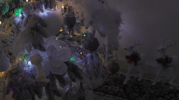 Árvore de Natal brilhante no quarto — Vídeo de Stock