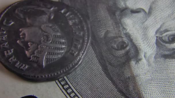 100 달러 지폐에 로마 후기의 오래 된 동전 — 비디오