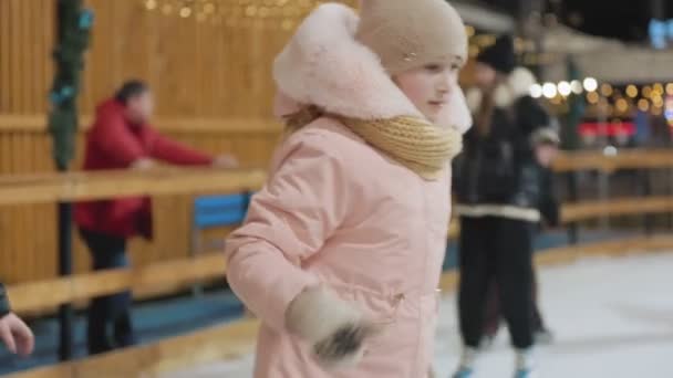 Gadis berseluncur di es — Stok Video