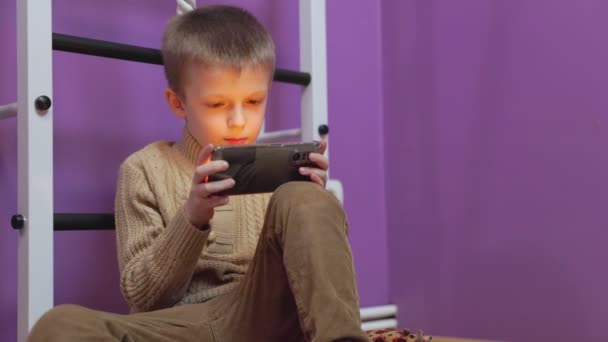 Boy playing on the phone — Stock Video
