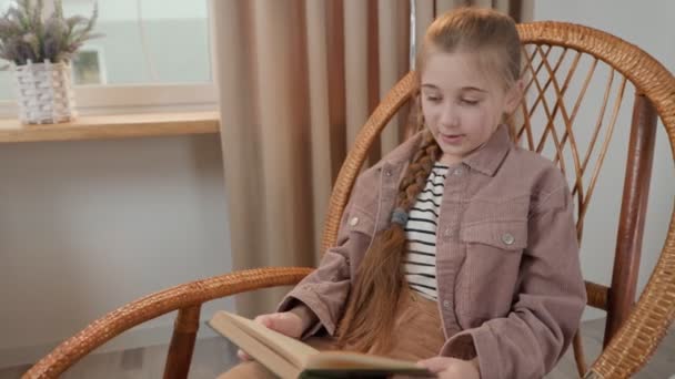 Девушка читает книгу — стоковое видео