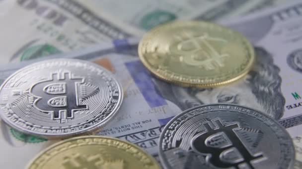 Bitcoin munten liggen op dollars — Stockvideo