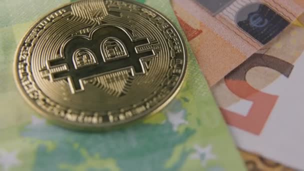 Bitcoin terletak pada uang kertas euro — Stok Video