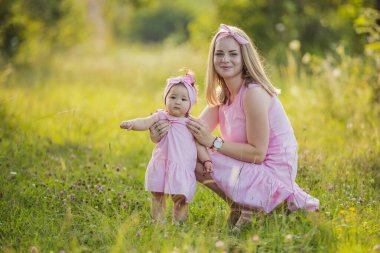 Anne ve kızı aynı elbiseleri giymişler.