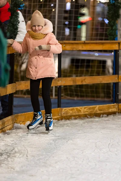 Ragazza pattinaggio sul ghiaccio — Foto Stock