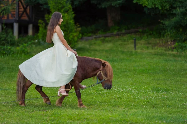 Flicka rida en ponny — Stockfoto