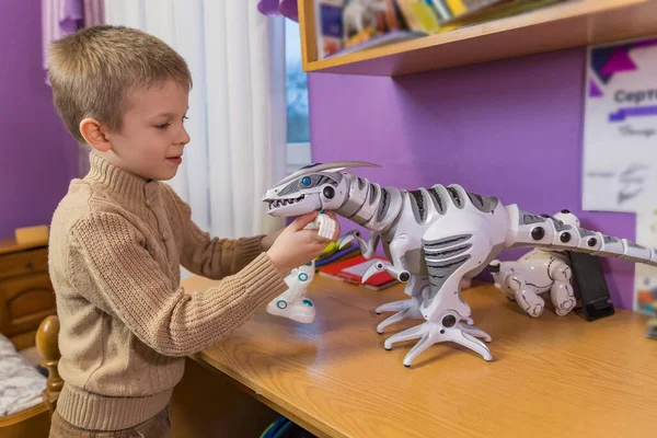 Liten pojke leker med robotar — Stockfoto