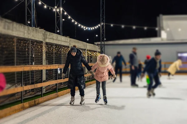 Mãe e filha patinação no gelo — Fotografia de Stock