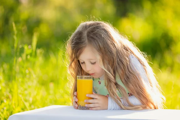 Child drinking orange juice — Stock Photo, Image