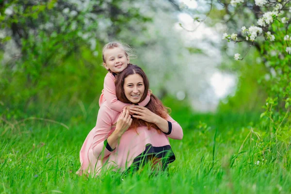 Madre e hija abrazando —  Fotos de Stock