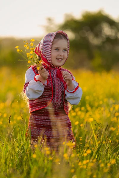 Портрет маленької дівчинки в середині жовтих кольорів — стокове фото