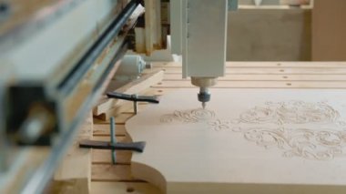 CNC makinesi tahtayı boş işliyor