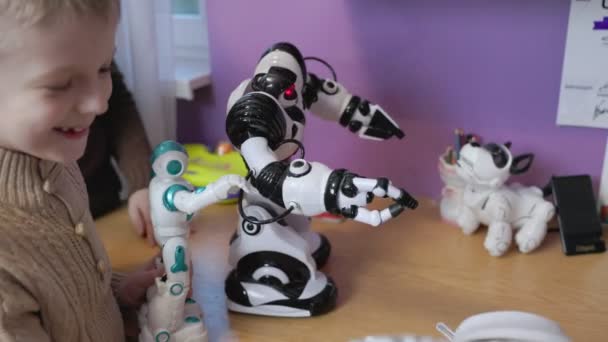 Crianças brincando com robôs — Vídeo de Stock