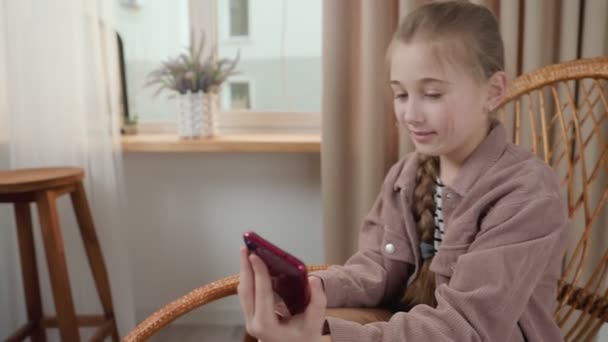 Dívka mluví po telefonu — Stock video