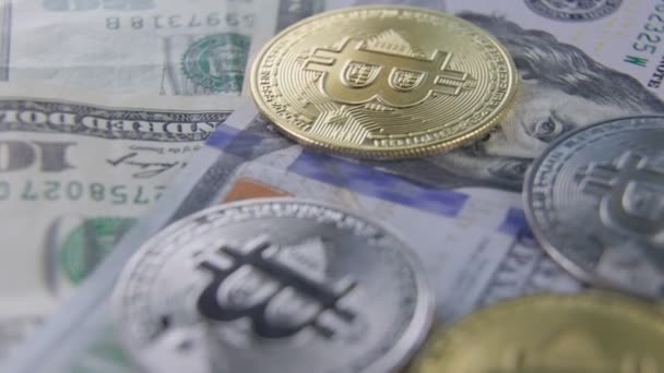 Moedas bitcoin mentira em dólares — Vídeo de Stock
