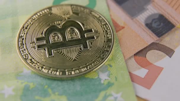 Bitcoin monedas se encuentran en billetes en euros — Vídeos de Stock