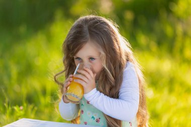 portakal suyu içme çocuk