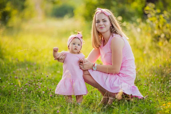 Mother and daughter in matching dresses — Stock Photo, Image