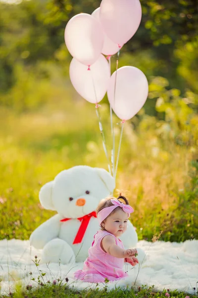 Barn med ballonger — Stockfoto