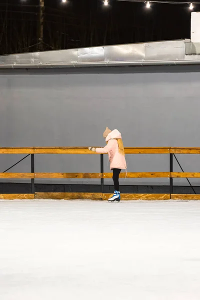 Girl skating on the ice — Stock Photo, Image