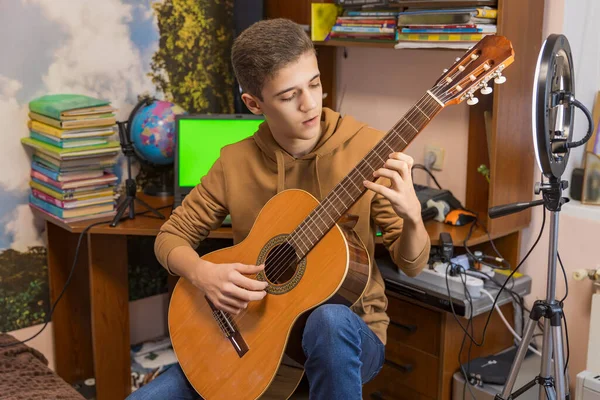 Guy playing guitar — Stock Photo, Image