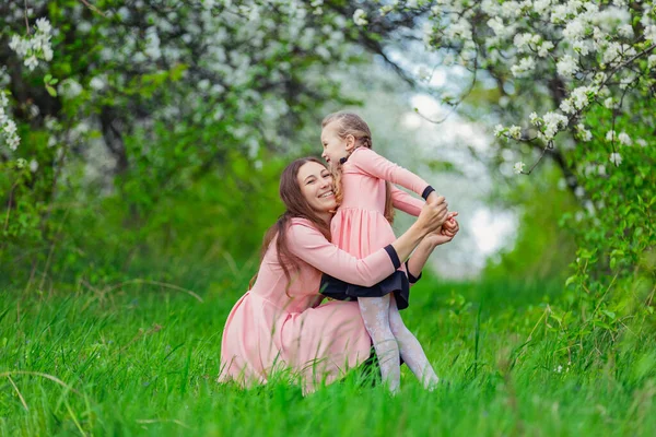 Anne ve Kız Sarılıyor — Stok fotoğraf